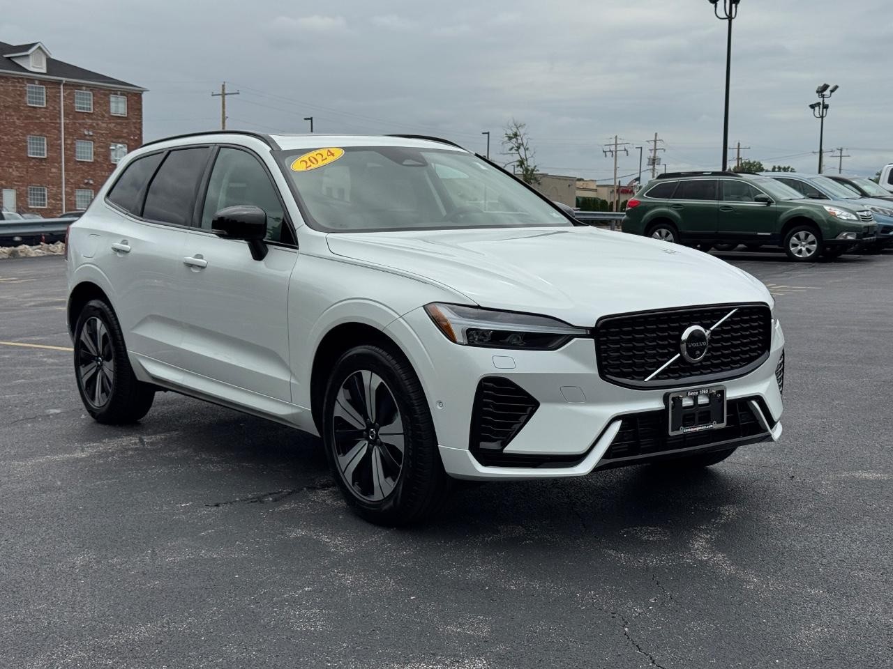 Volvo XC60 Recharge Plug-In Hybrid Vehicle Full-screen Gallery Image 02