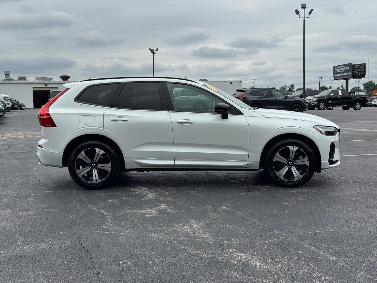 Volvo XC60 Recharge Plug-In Hybrid Vehicle Full-screen Gallery Image 03