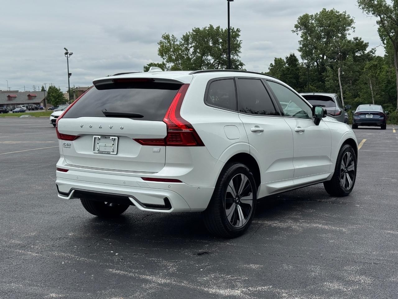 Volvo XC60 Recharge Plug-In Hybrid Vehicle Full-screen Gallery Image 04