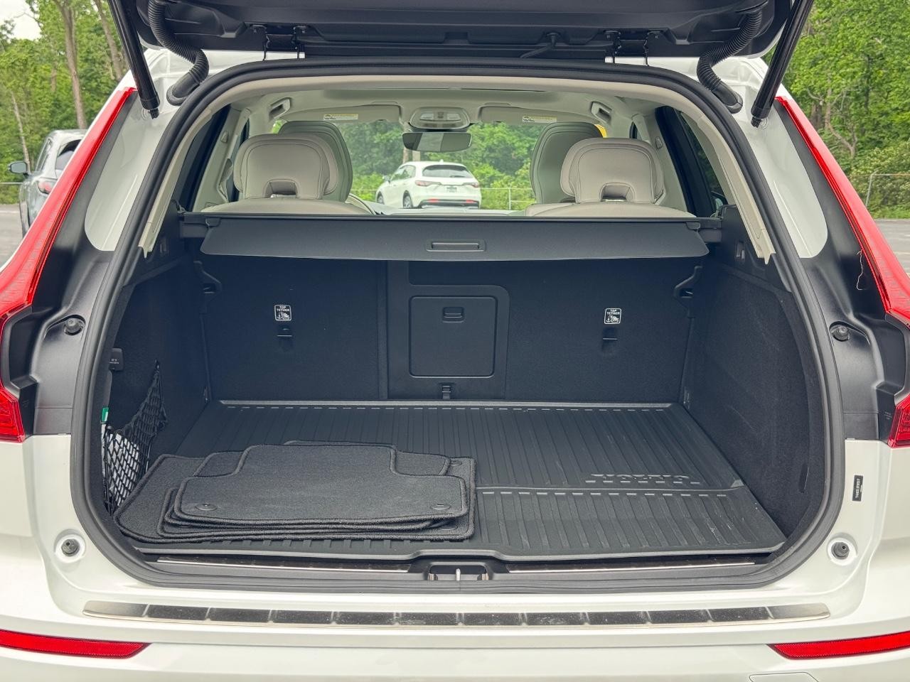 Volvo XC60 Recharge Plug-In Hybrid Vehicle Full-screen Gallery Image 05