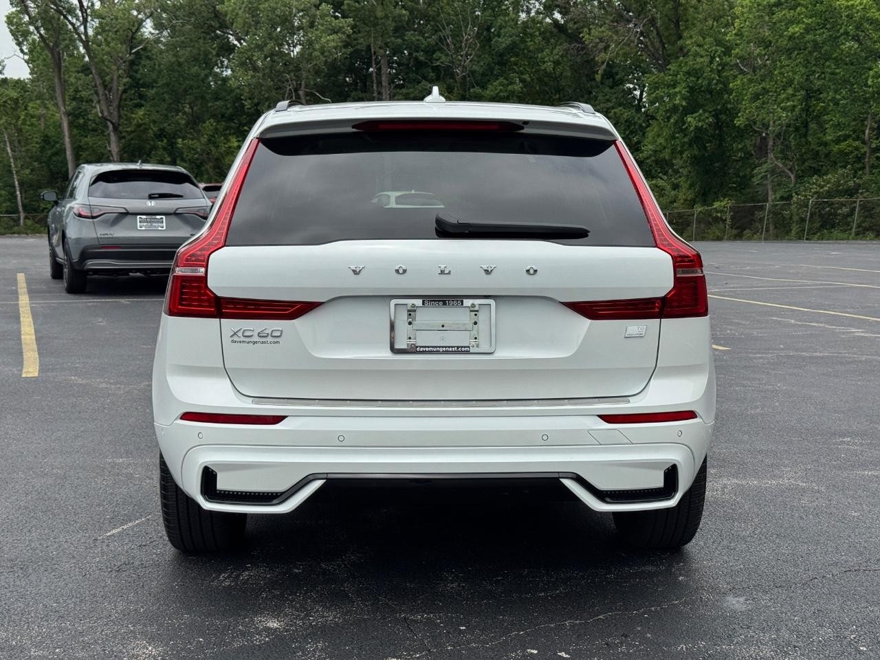Volvo XC60 Recharge Plug-In Hybrid Vehicle Full-screen Gallery Image 06