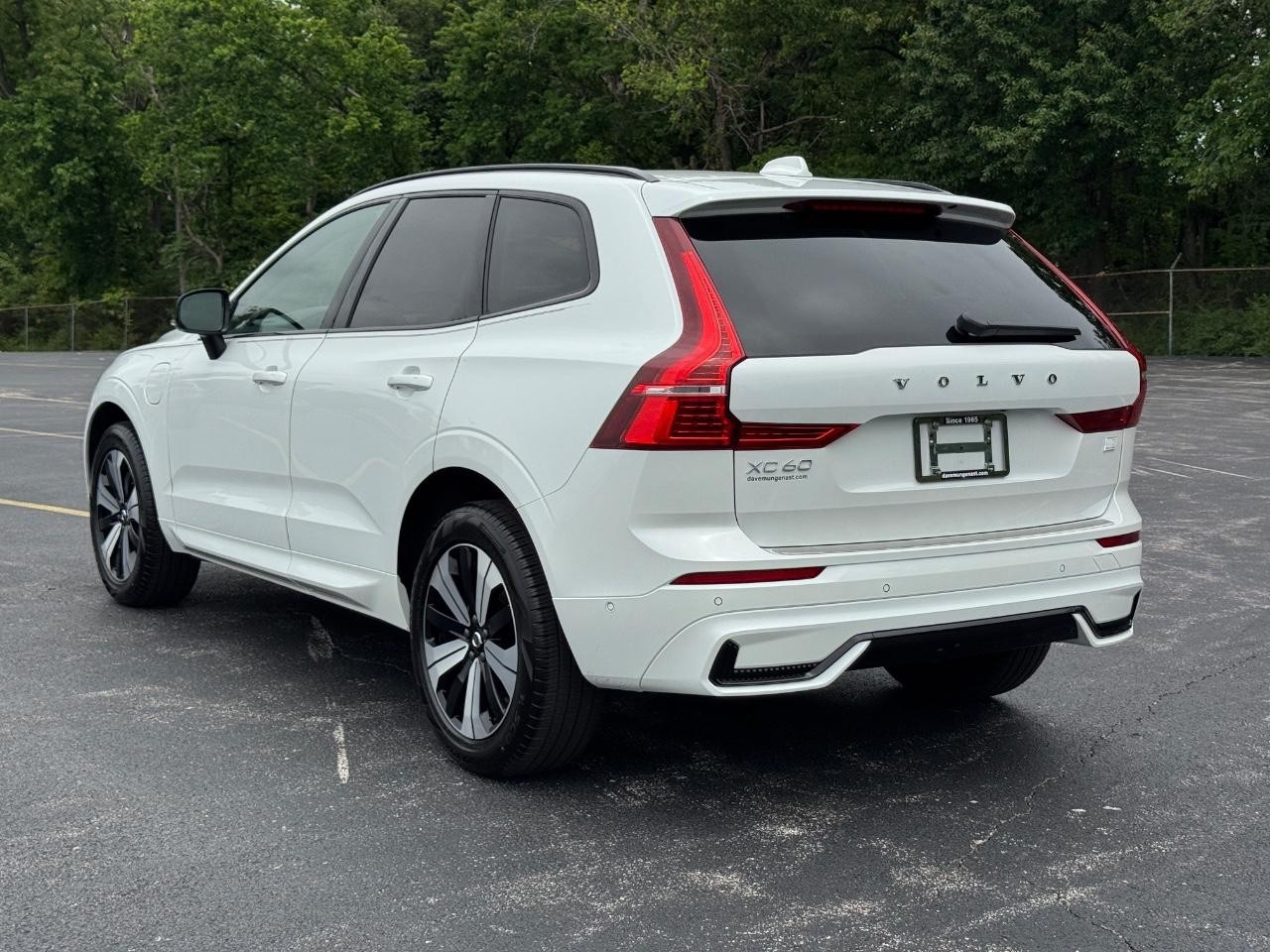 Volvo XC60 Recharge Plug-In Hybrid Vehicle Full-screen Gallery Image 07