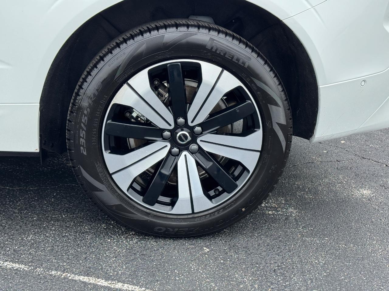 Volvo XC60 Recharge Plug-In Hybrid Vehicle Full-screen Gallery Image 08