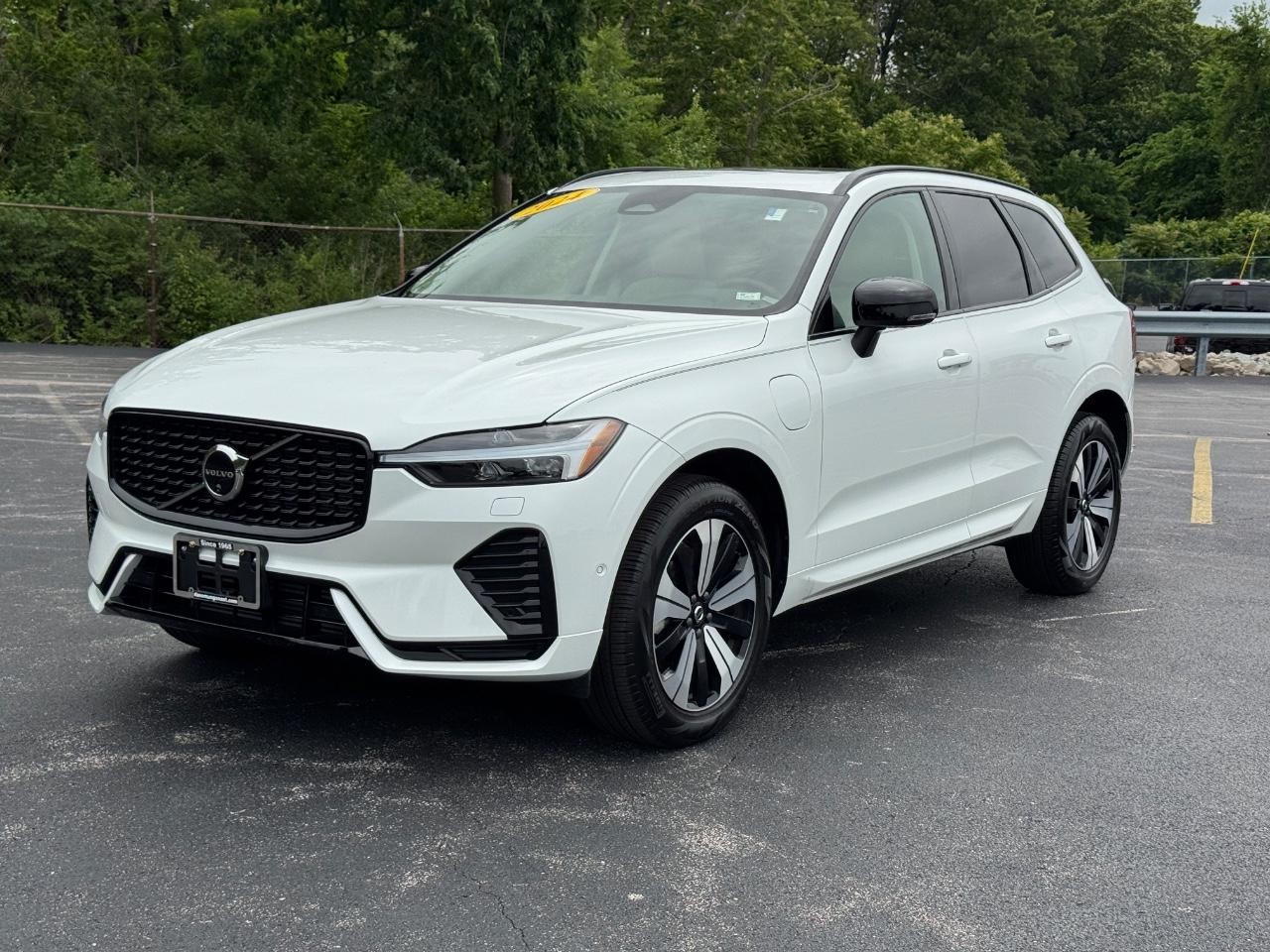 Volvo XC60 Recharge Plug-In Hybrid Vehicle Full-screen Gallery Image 09