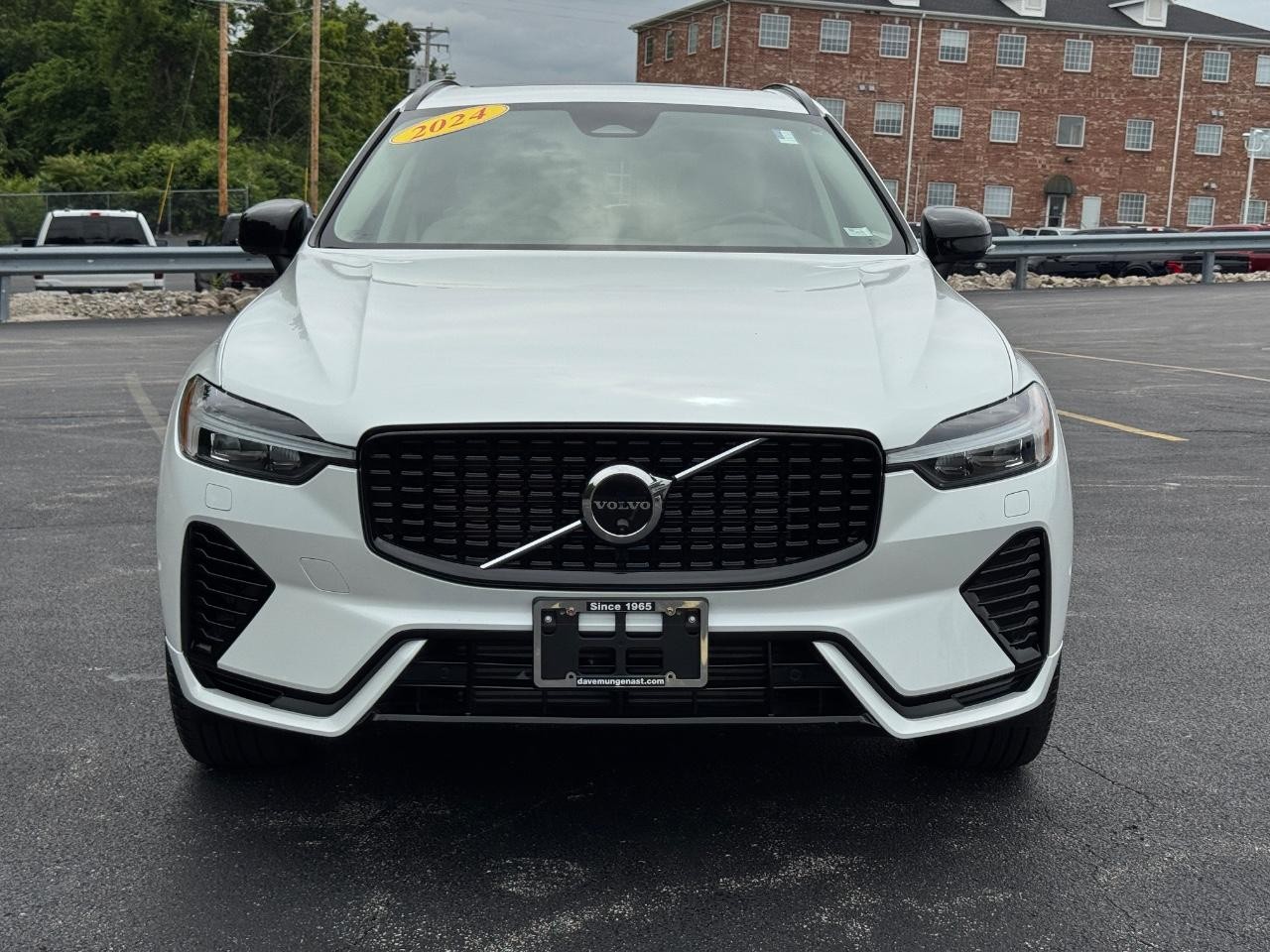 Volvo XC60 Recharge Plug-In Hybrid Vehicle Full-screen Gallery Image 10