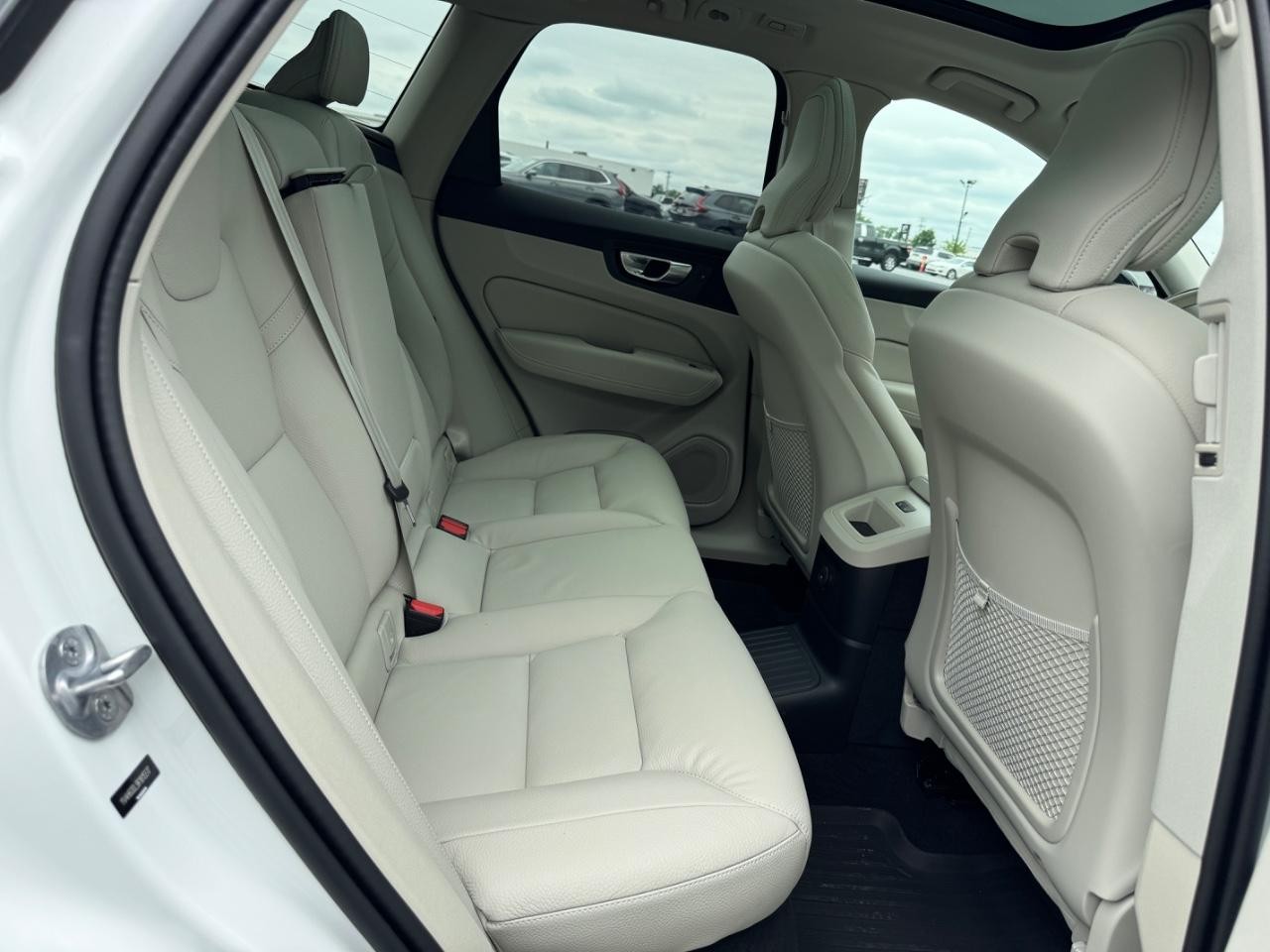 Volvo XC60 Recharge Plug-In Hybrid Vehicle Full-screen Gallery Image 11