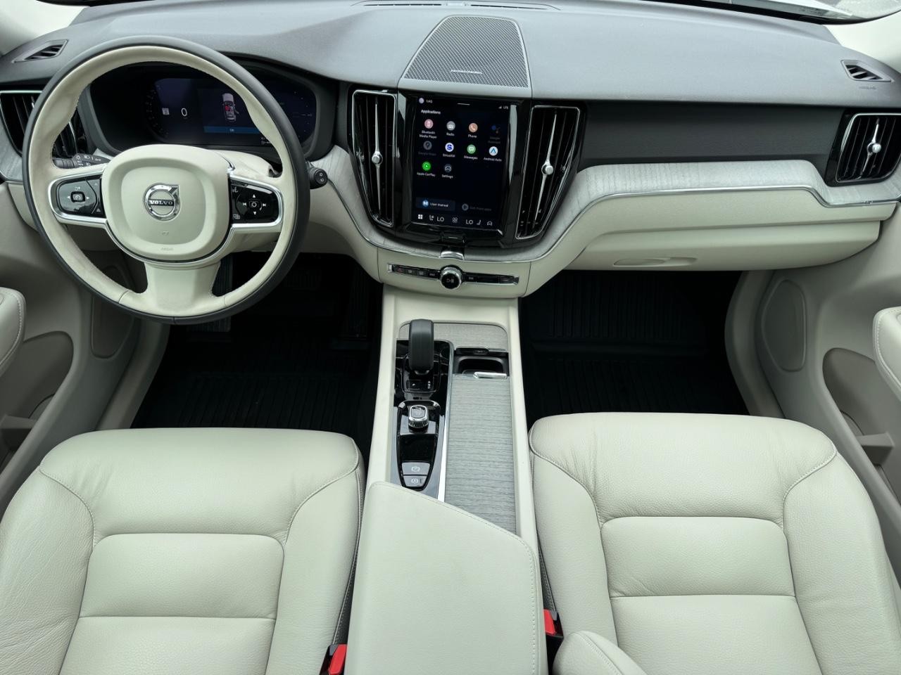 Volvo XC60 Recharge Plug-In Hybrid Vehicle Full-screen Gallery Image 12