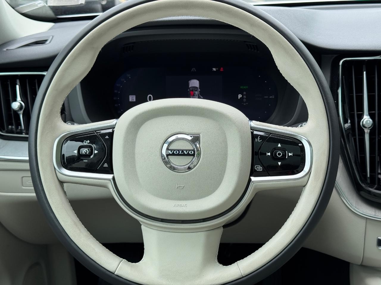 Volvo XC60 Recharge Plug-In Hybrid Vehicle Full-screen Gallery Image 13