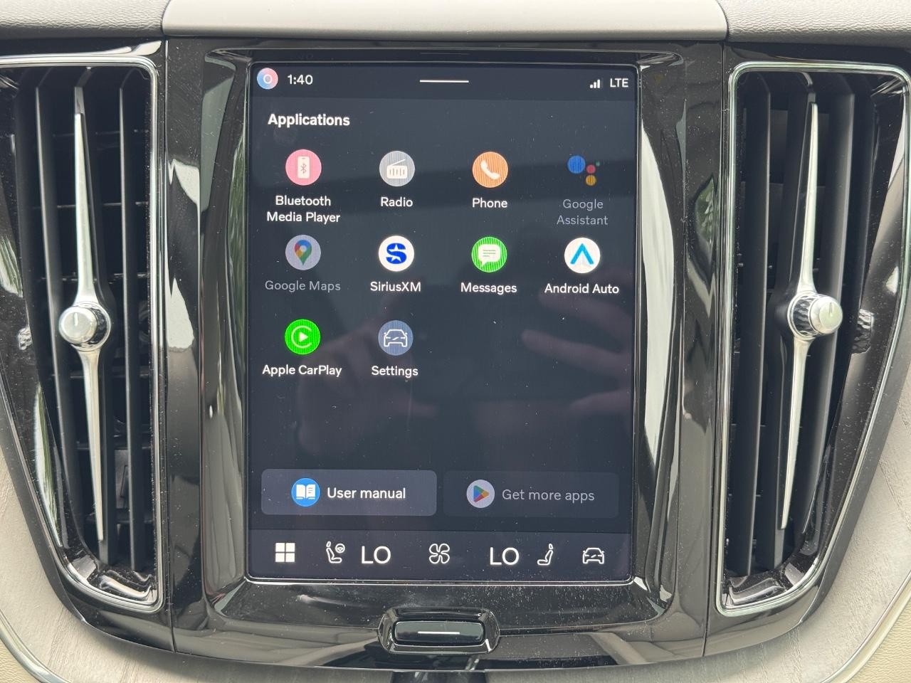 Volvo XC60 Recharge Plug-In Hybrid Vehicle Full-screen Gallery Image 14