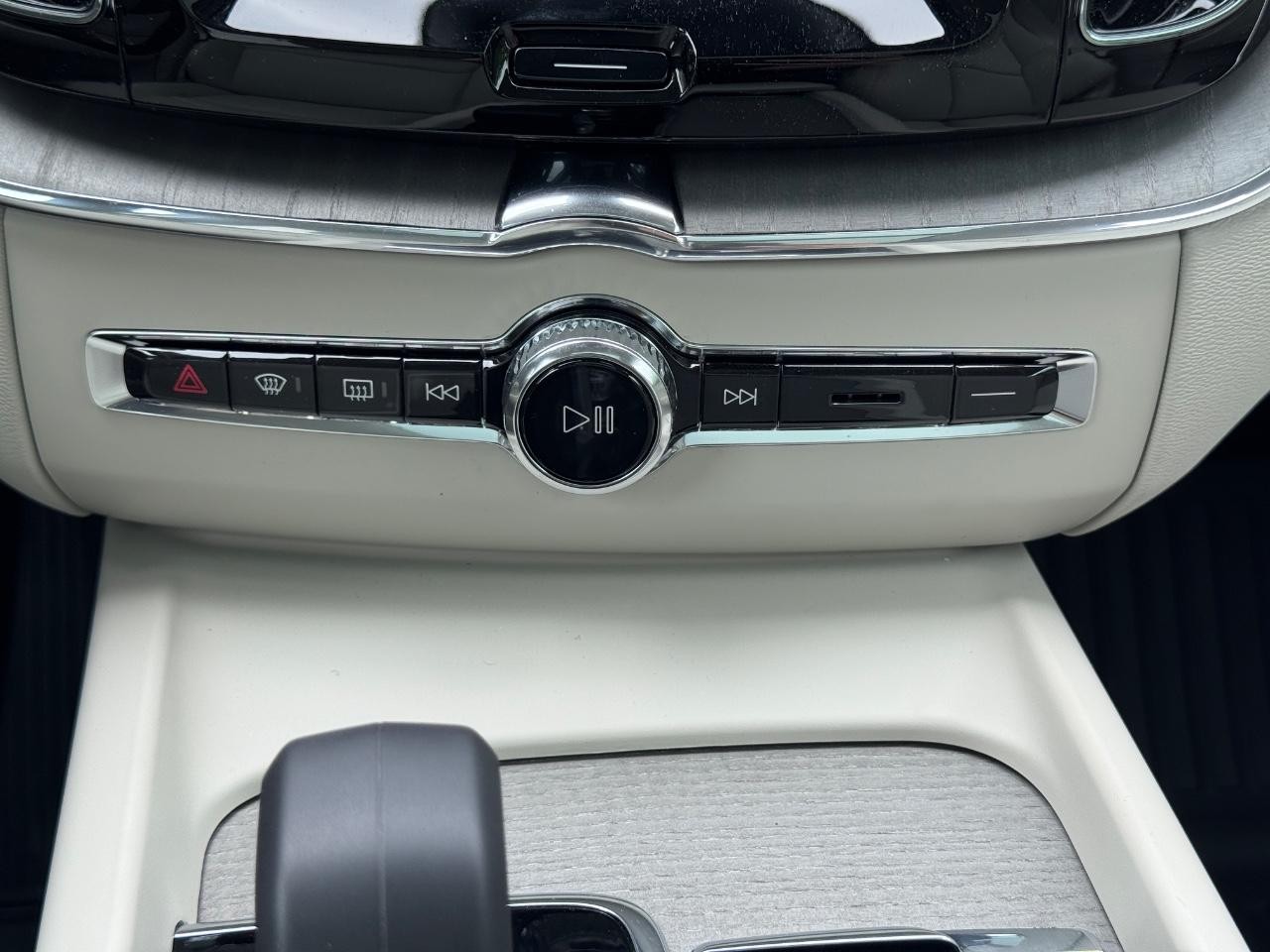 Volvo XC60 Recharge Plug-In Hybrid Vehicle Full-screen Gallery Image 15