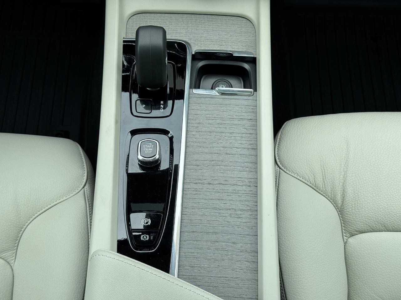 Volvo XC60 Recharge Plug-In Hybrid Vehicle Full-screen Gallery Image 16
