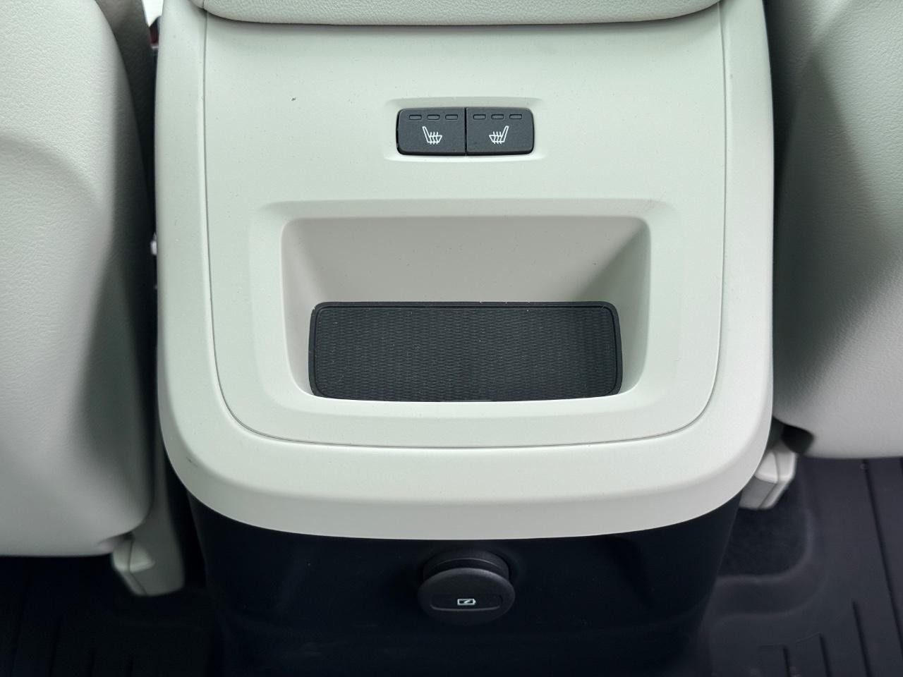 Volvo XC60 Recharge Plug-In Hybrid Vehicle Full-screen Gallery Image 17