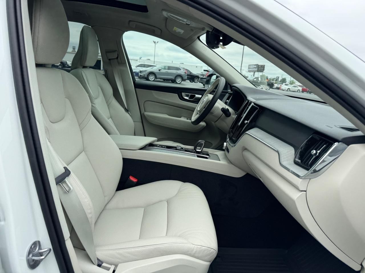 Volvo XC60 Recharge Plug-In Hybrid Vehicle Full-screen Gallery Image 18