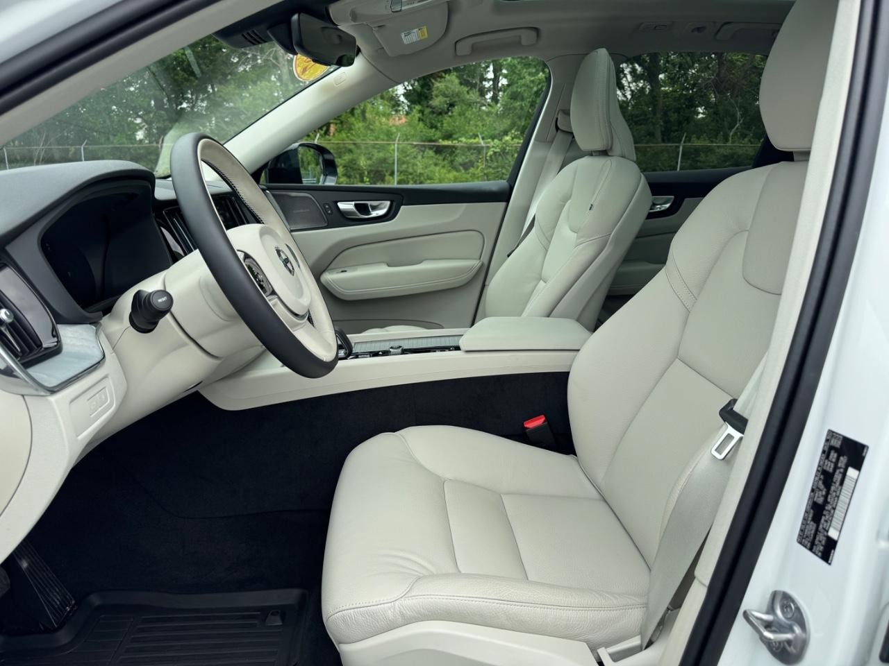 Volvo XC60 Recharge Plug-In Hybrid Vehicle Full-screen Gallery Image 19
