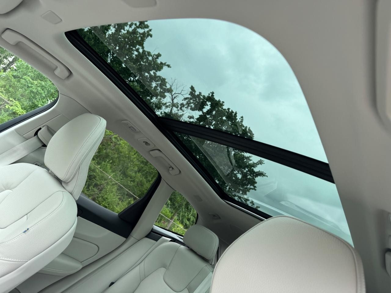Volvo XC60 Recharge Plug-In Hybrid Vehicle Full-screen Gallery Image 20