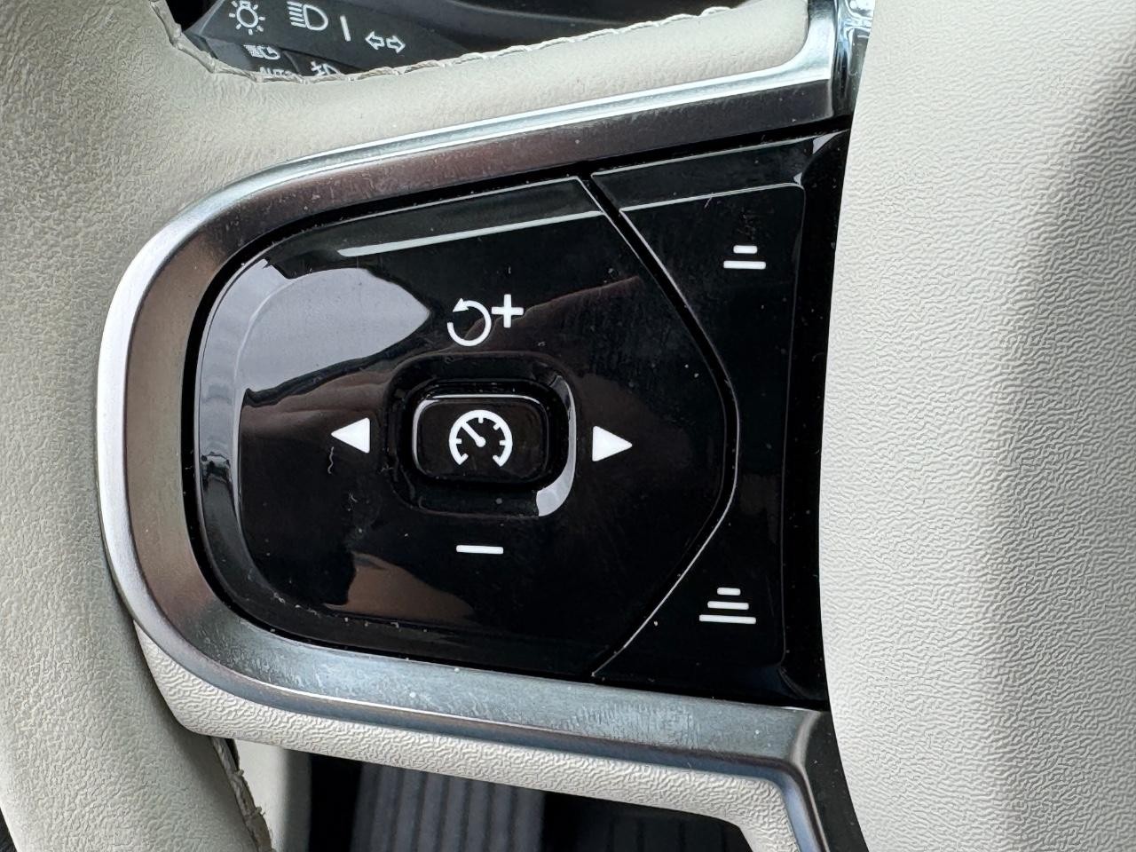 Volvo XC60 Recharge Plug-In Hybrid Vehicle Full-screen Gallery Image 23