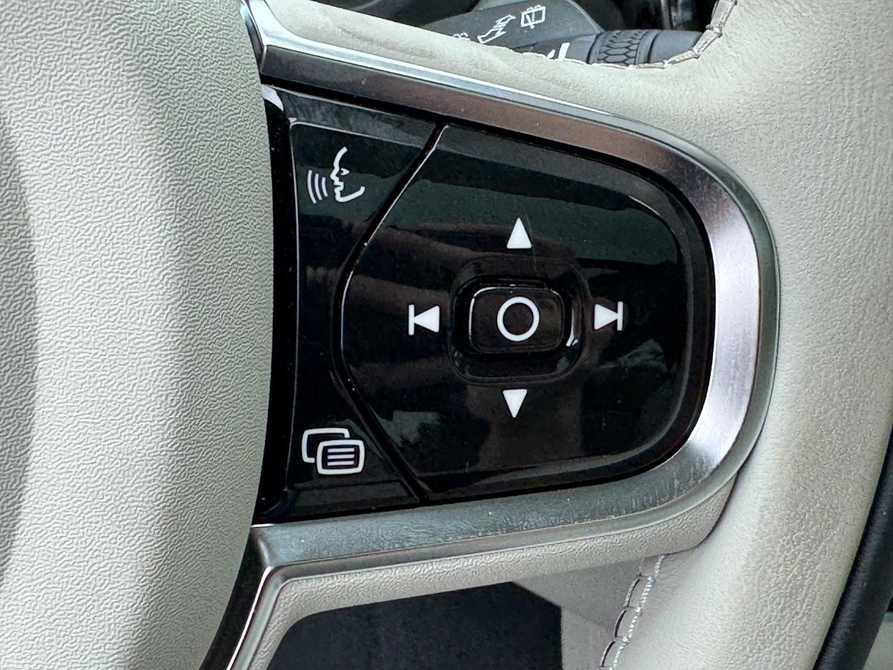 Volvo XC60 Recharge Plug-In Hybrid Vehicle Full-screen Gallery Image 24