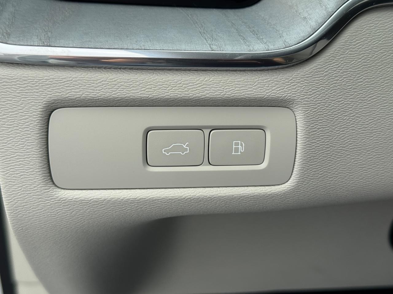Volvo XC60 Recharge Plug-In Hybrid Vehicle Full-screen Gallery Image 25