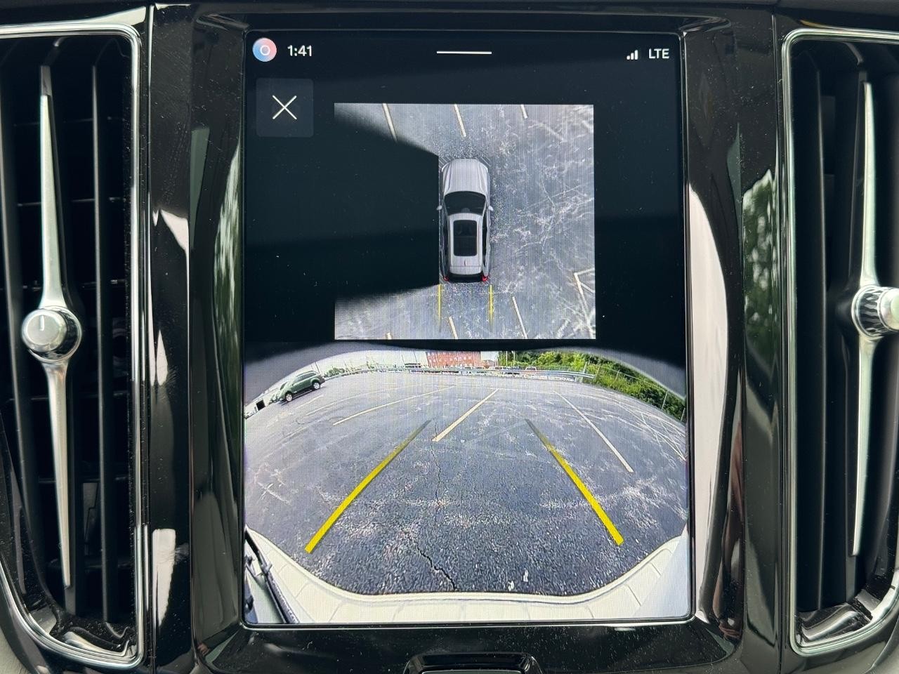 Volvo XC60 Recharge Plug-In Hybrid Vehicle Full-screen Gallery Image 26