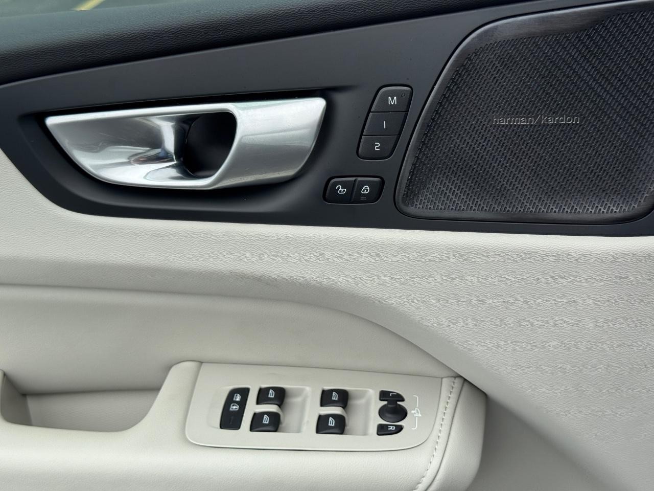 Volvo XC60 Recharge Plug-In Hybrid Vehicle Full-screen Gallery Image 27