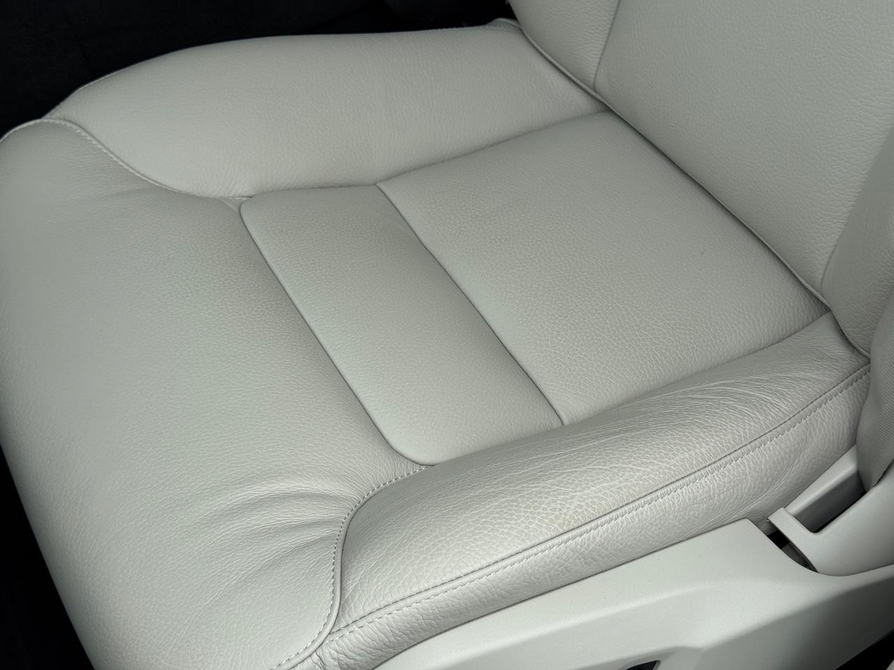 Volvo XC60 Recharge Plug-In Hybrid Vehicle Full-screen Gallery Image 28