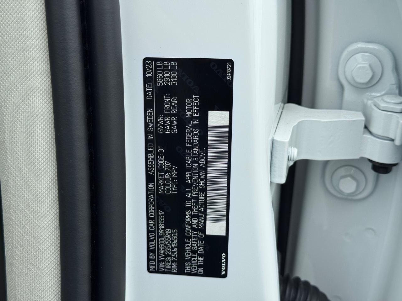 Volvo XC60 Recharge Plug-In Hybrid Vehicle Full-screen Gallery Image 29