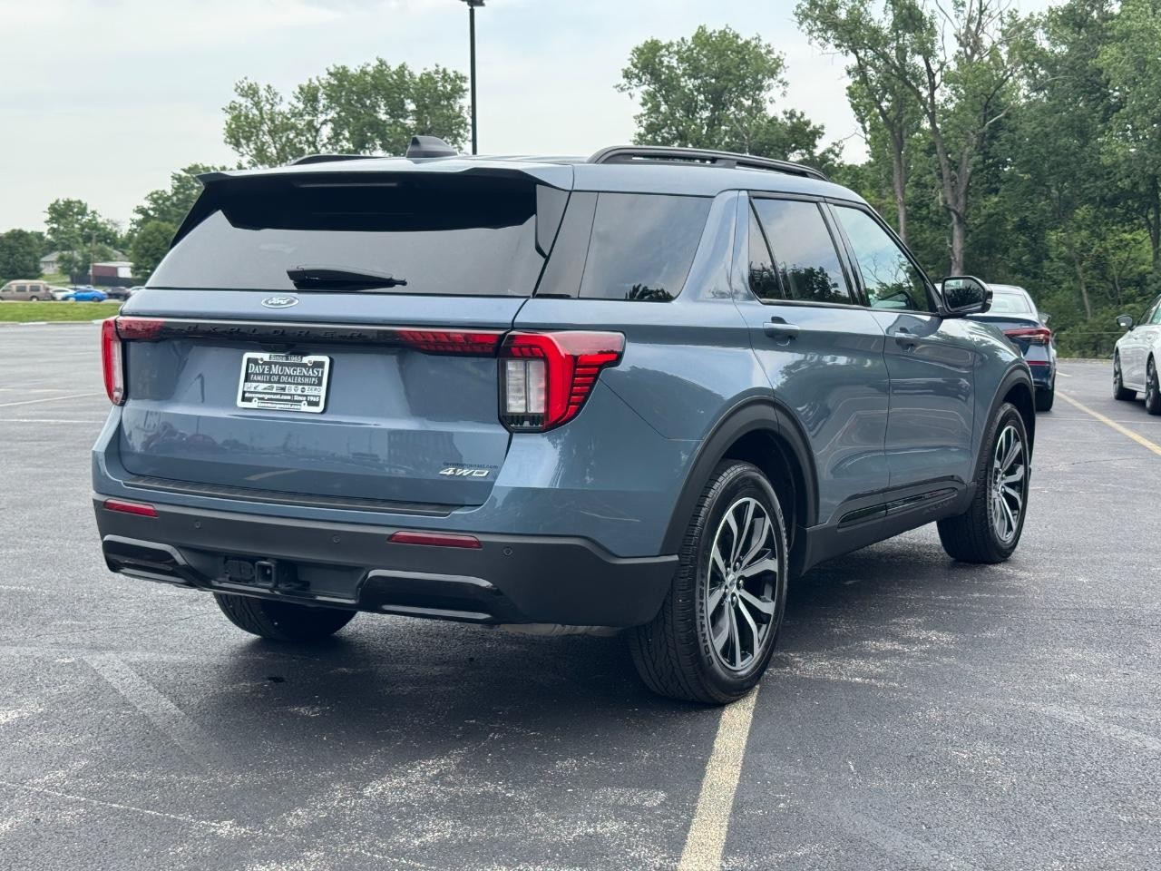 Ford Explorer Vehicle Full-screen Gallery Image 04