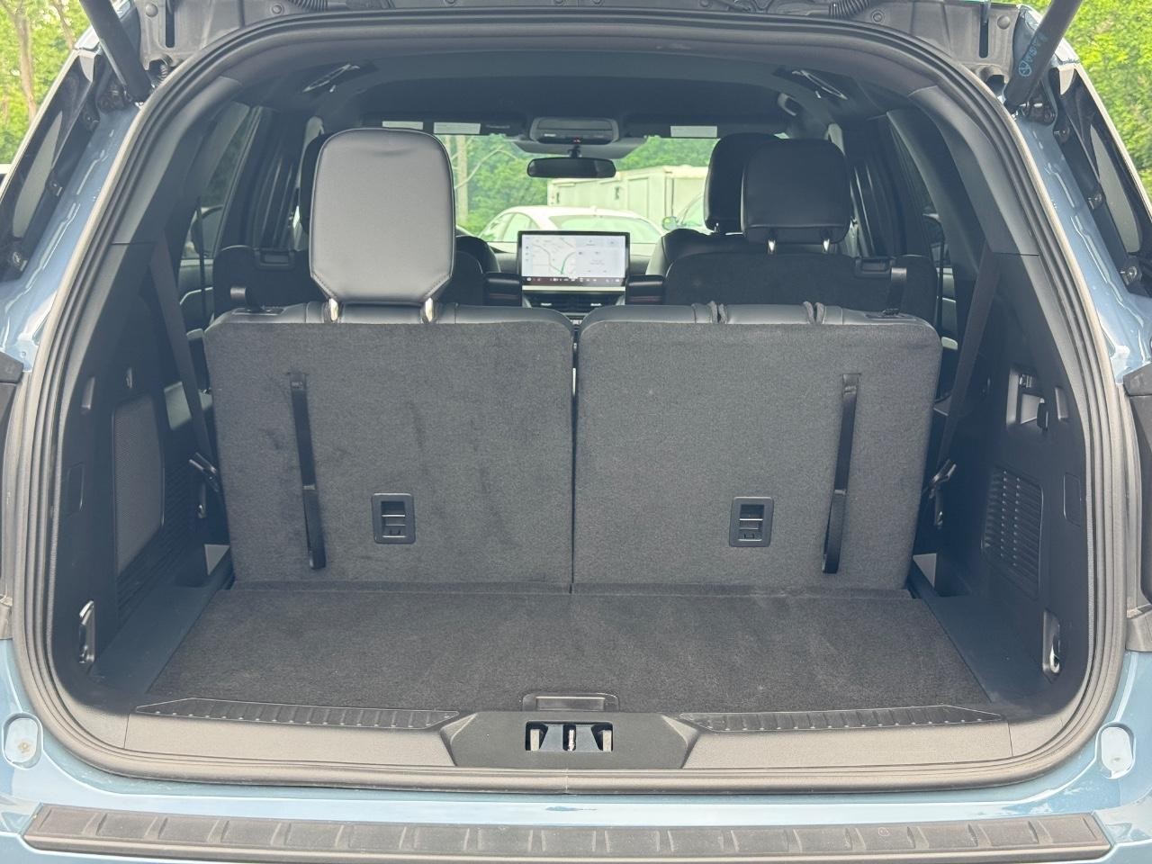 Ford Explorer Vehicle Full-screen Gallery Image 05
