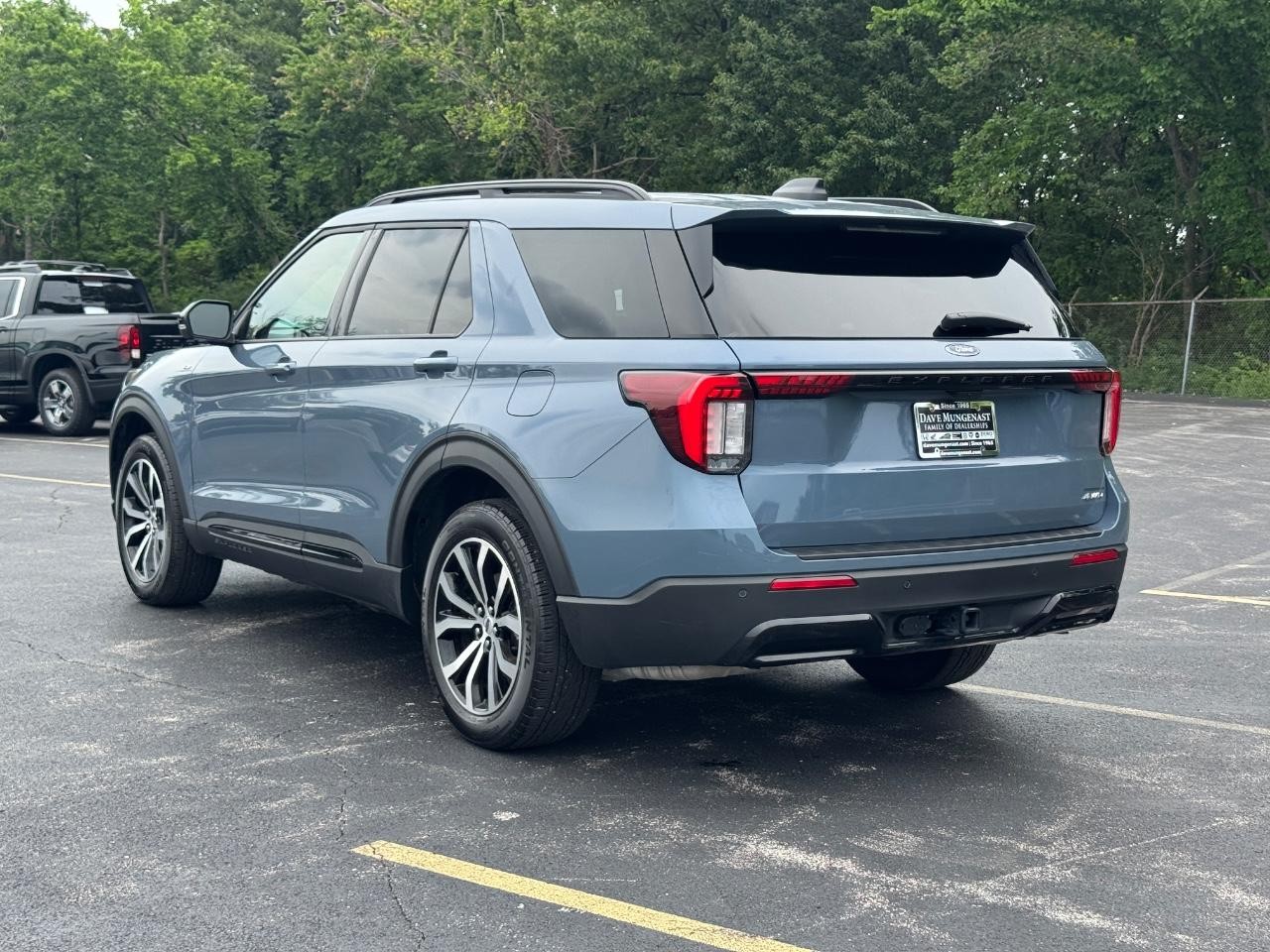 Ford Explorer Vehicle Full-screen Gallery Image 07