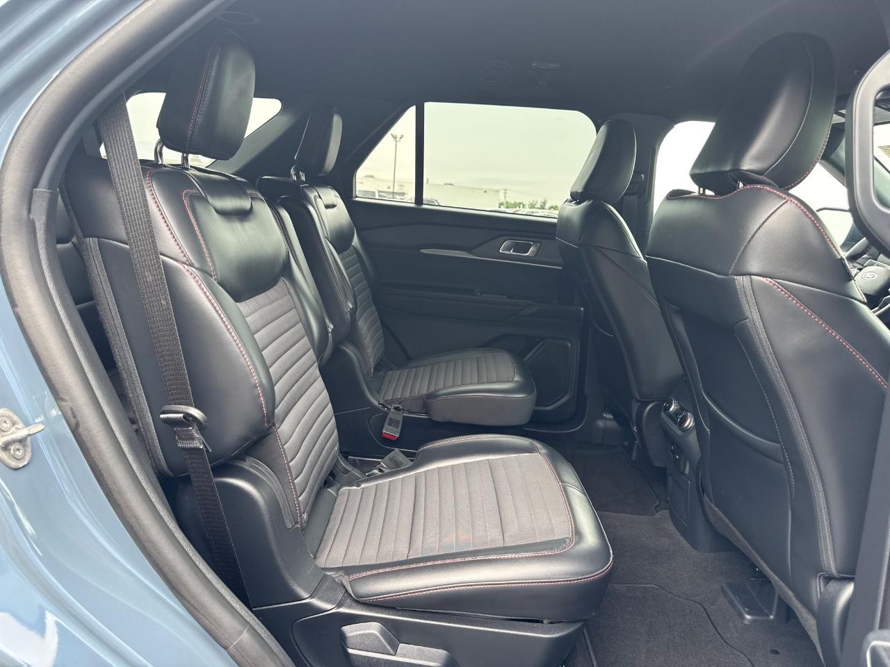 Ford Explorer Vehicle Full-screen Gallery Image 11