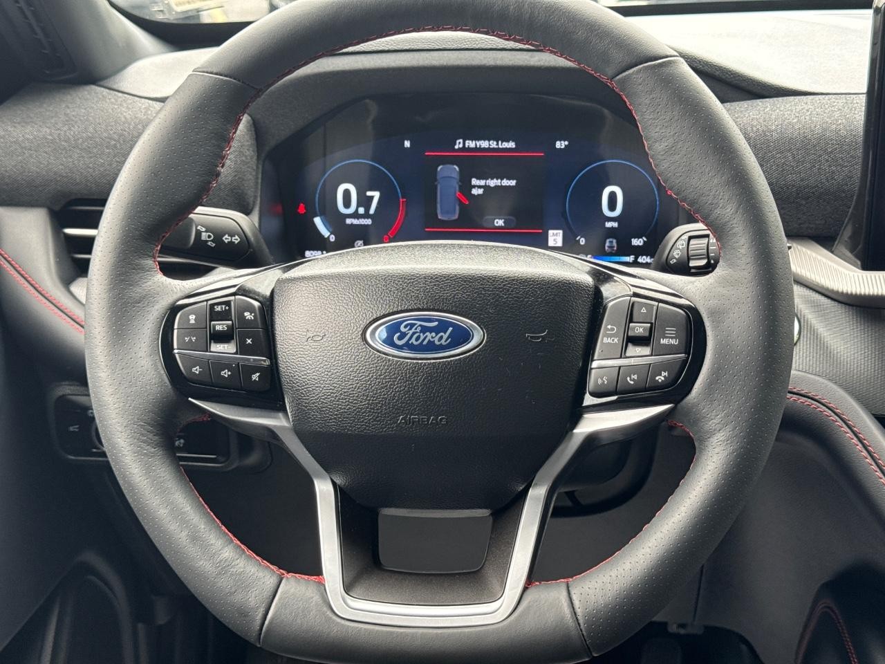 Ford Explorer Vehicle Full-screen Gallery Image 14