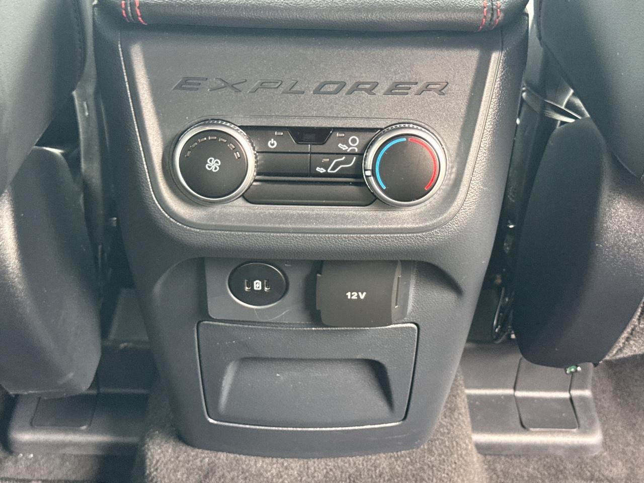 Ford Explorer Vehicle Full-screen Gallery Image 18
