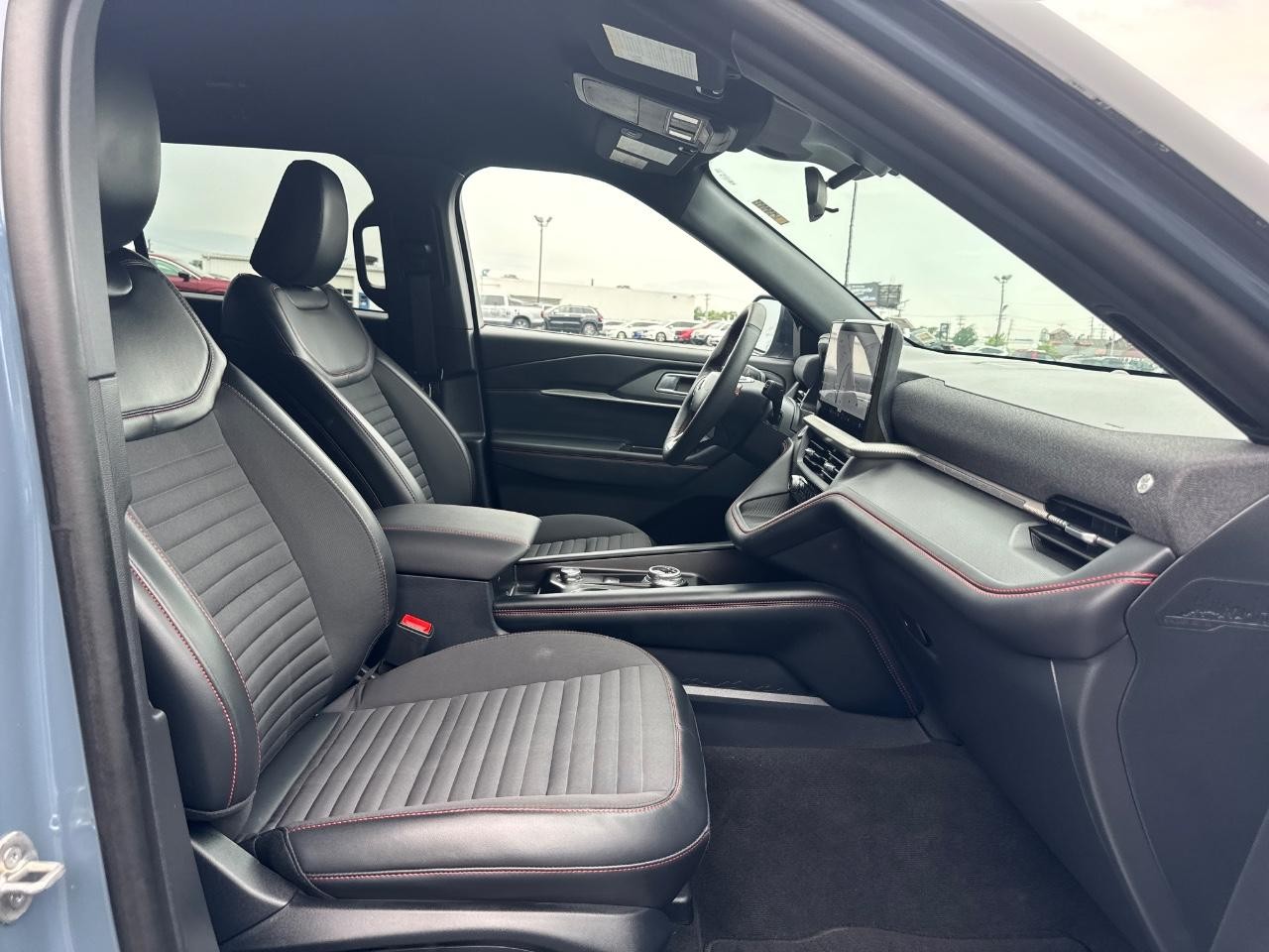 Ford Explorer Vehicle Full-screen Gallery Image 19
