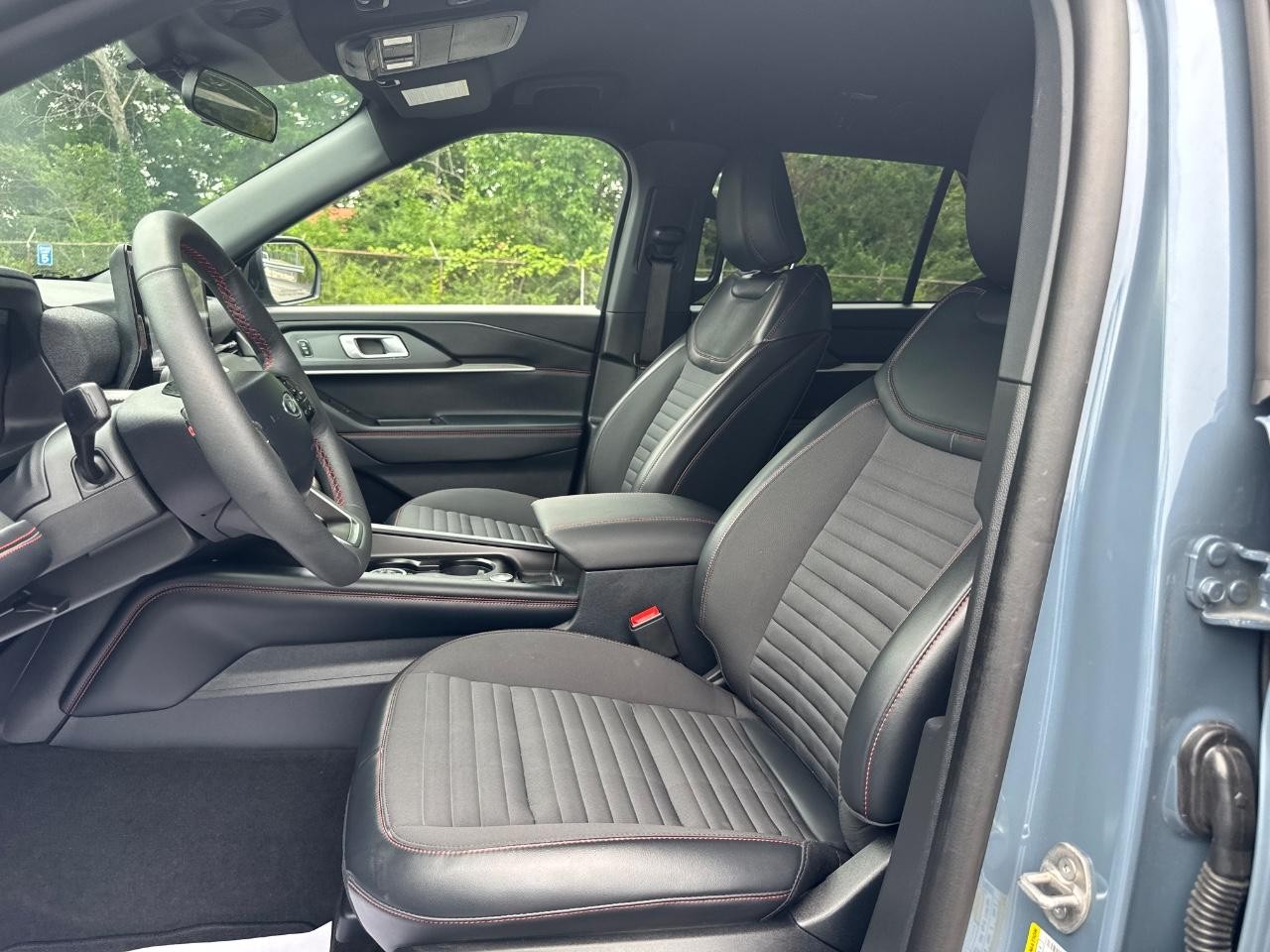 Ford Explorer Vehicle Full-screen Gallery Image 20