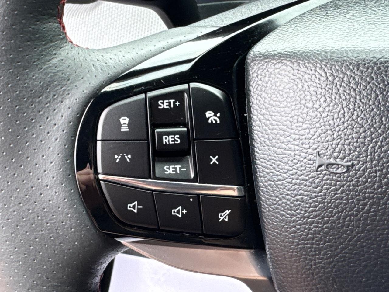 Ford Explorer Vehicle Full-screen Gallery Image 22