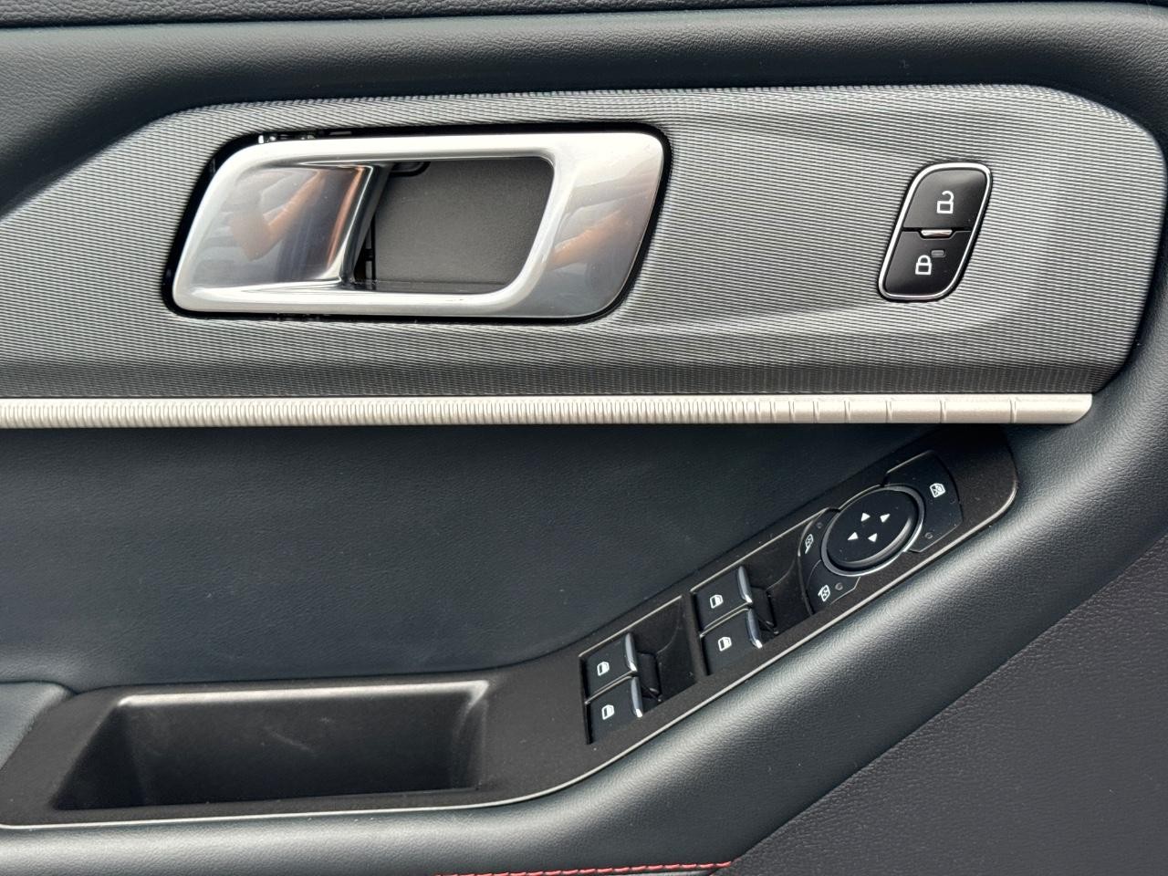Ford Explorer Vehicle Full-screen Gallery Image 27