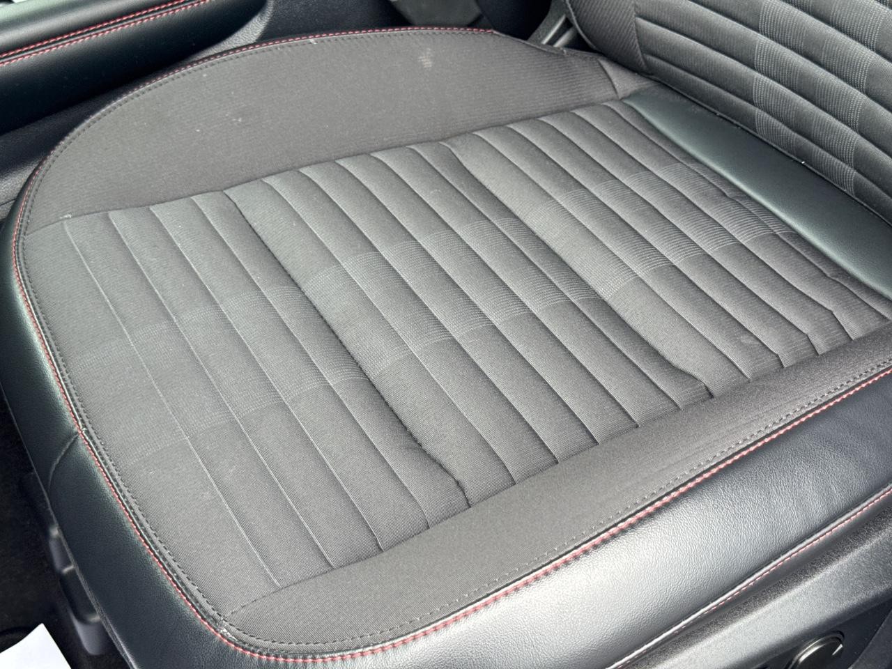 Ford Explorer Vehicle Full-screen Gallery Image 28