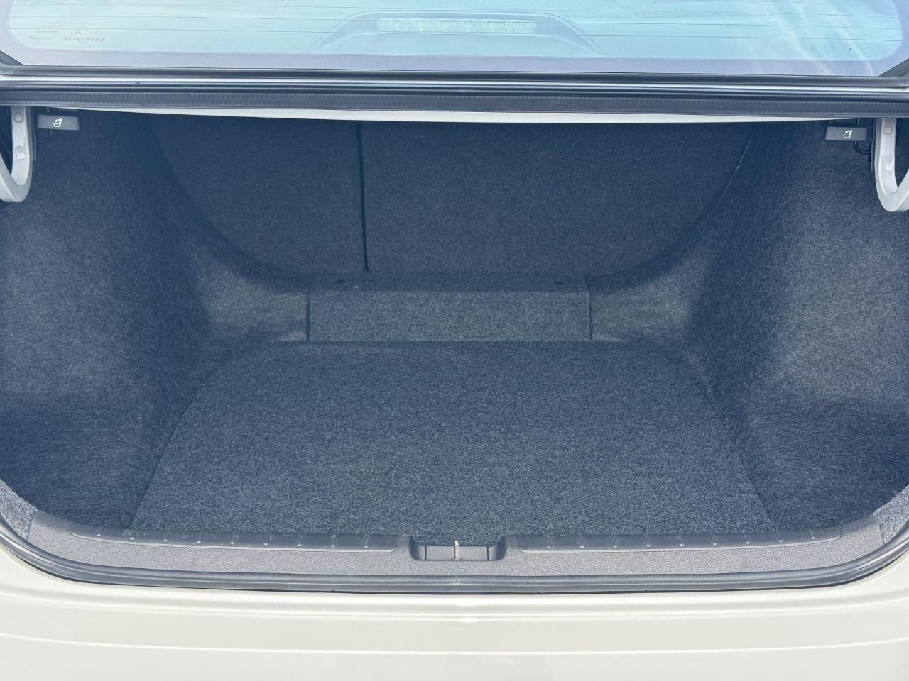 Honda Accord Sedan Vehicle Full-screen Gallery Image 05