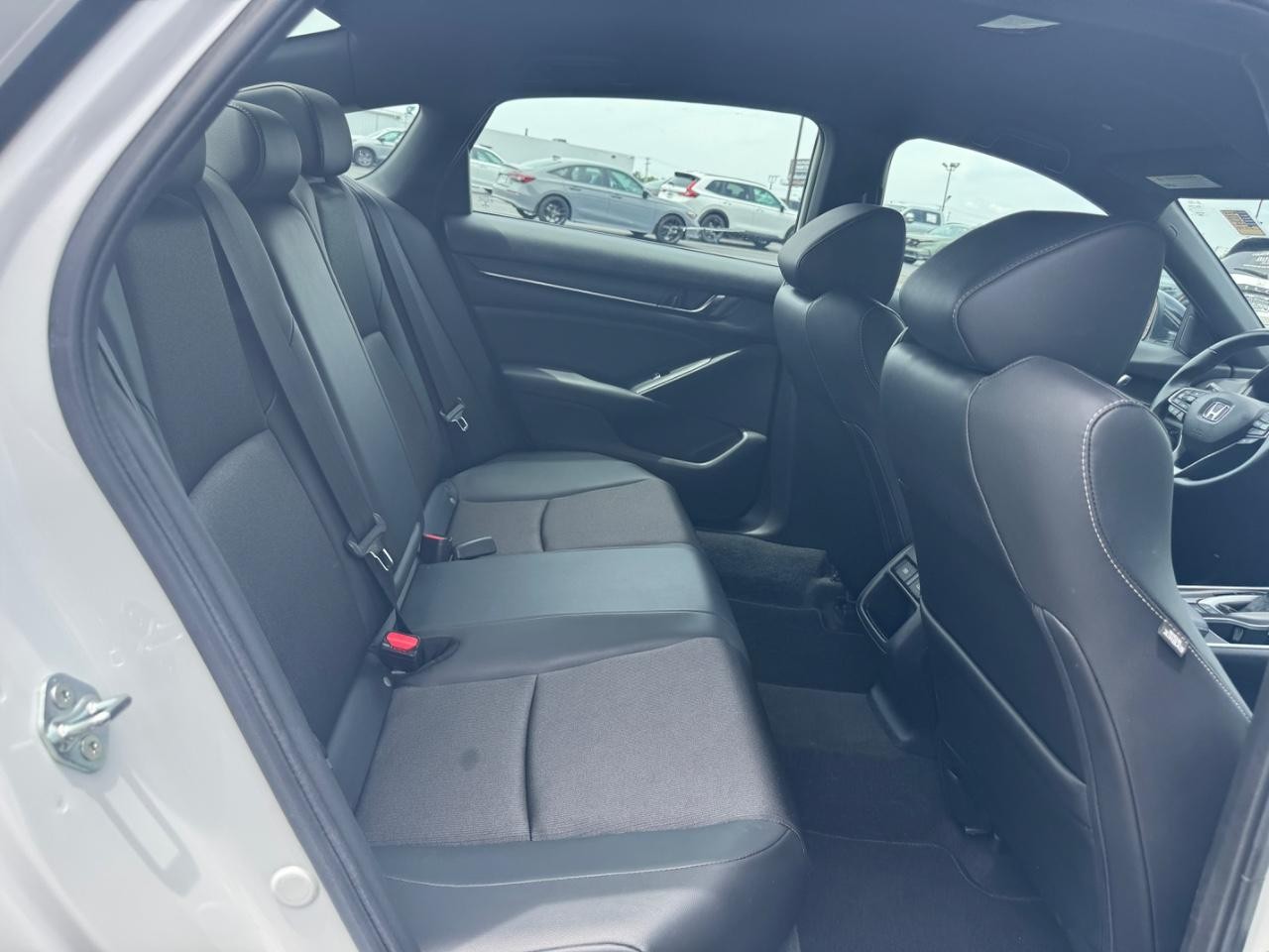 Honda Accord Sedan Vehicle Full-screen Gallery Image 11