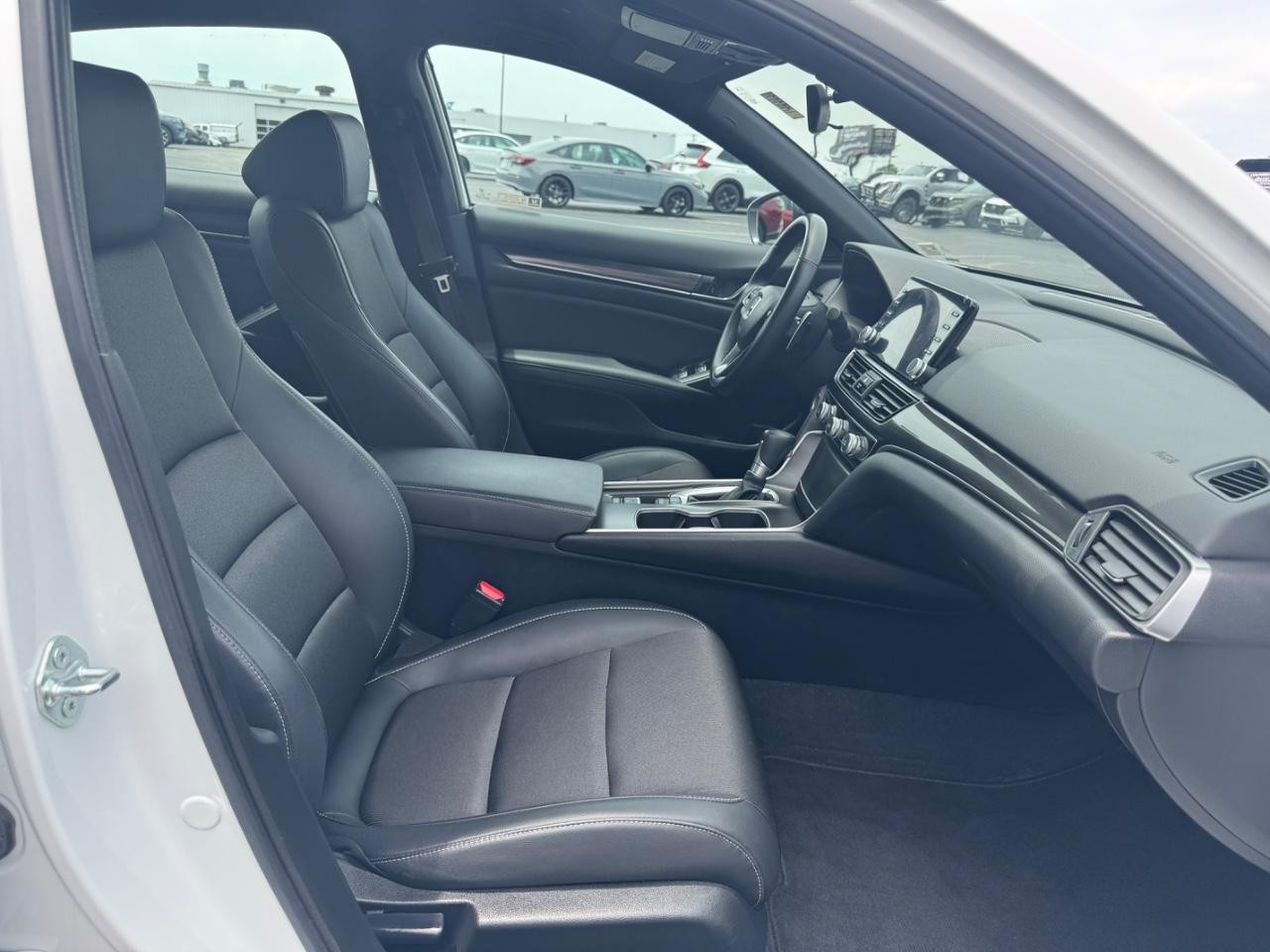 Honda Accord Sedan Vehicle Full-screen Gallery Image 18