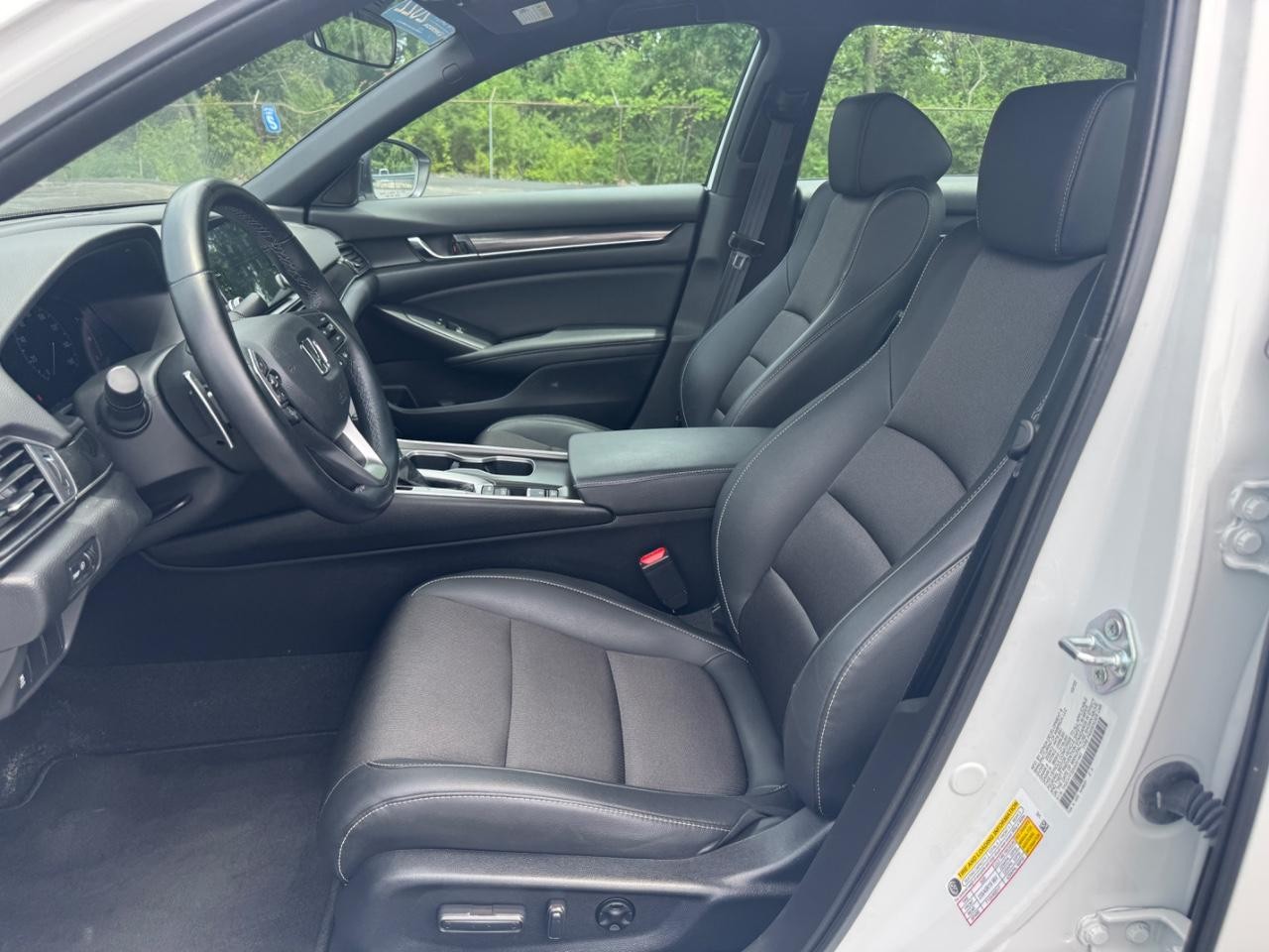 Honda Accord Sedan Vehicle Full-screen Gallery Image 19