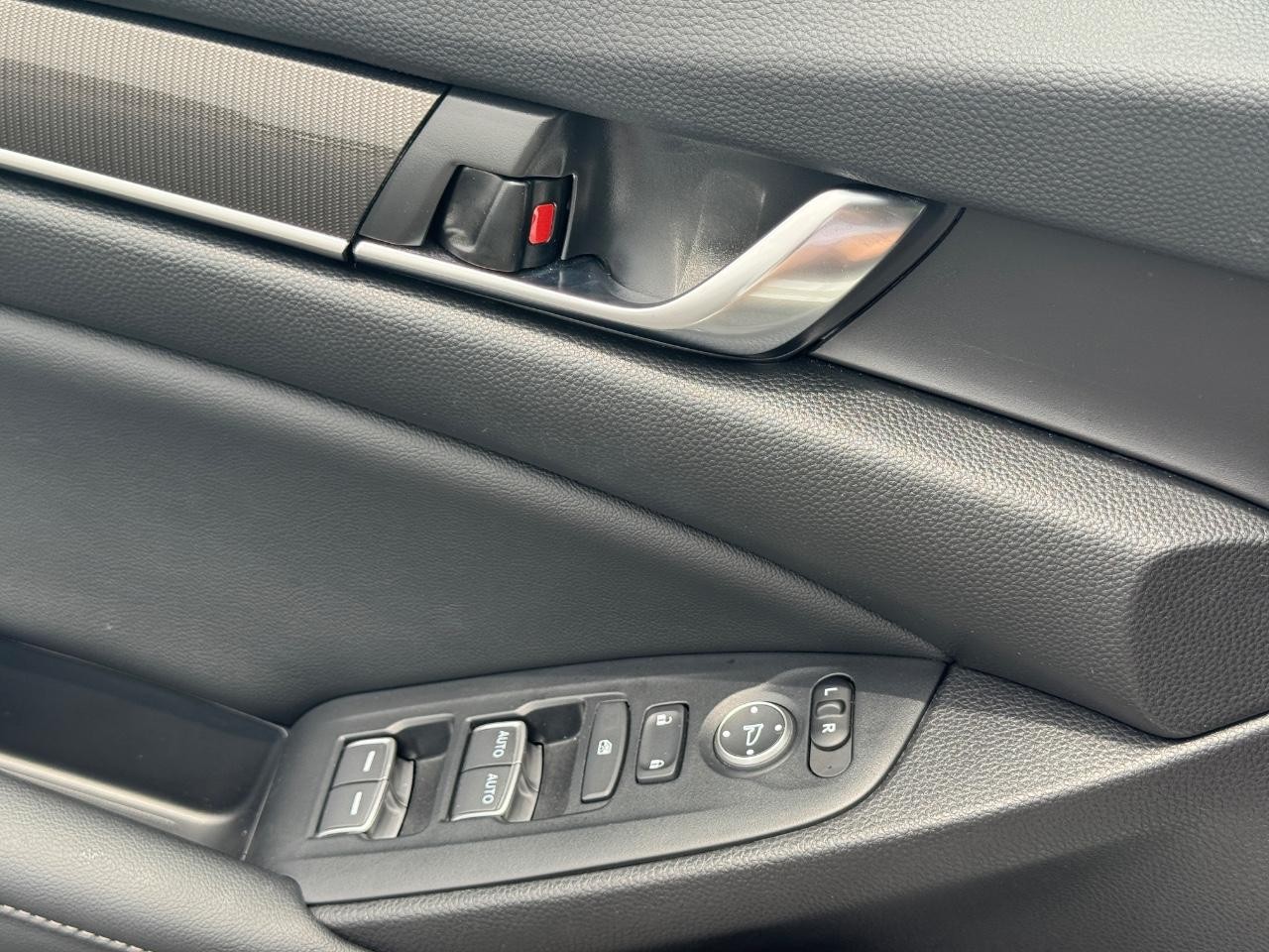 Honda Accord Sedan Vehicle Full-screen Gallery Image 25