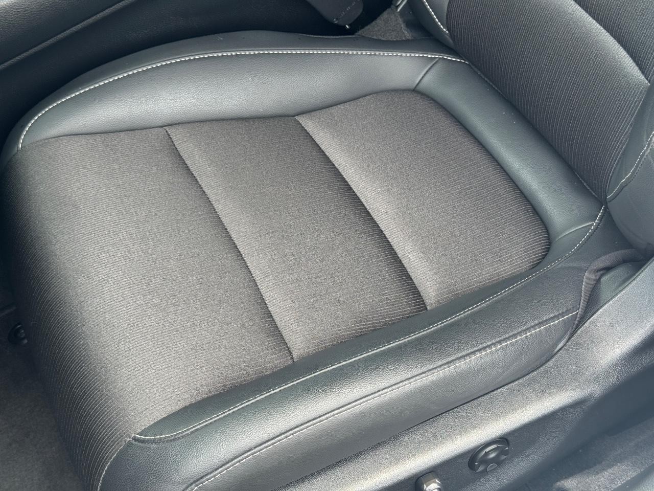 Honda Accord Sedan Vehicle Full-screen Gallery Image 26