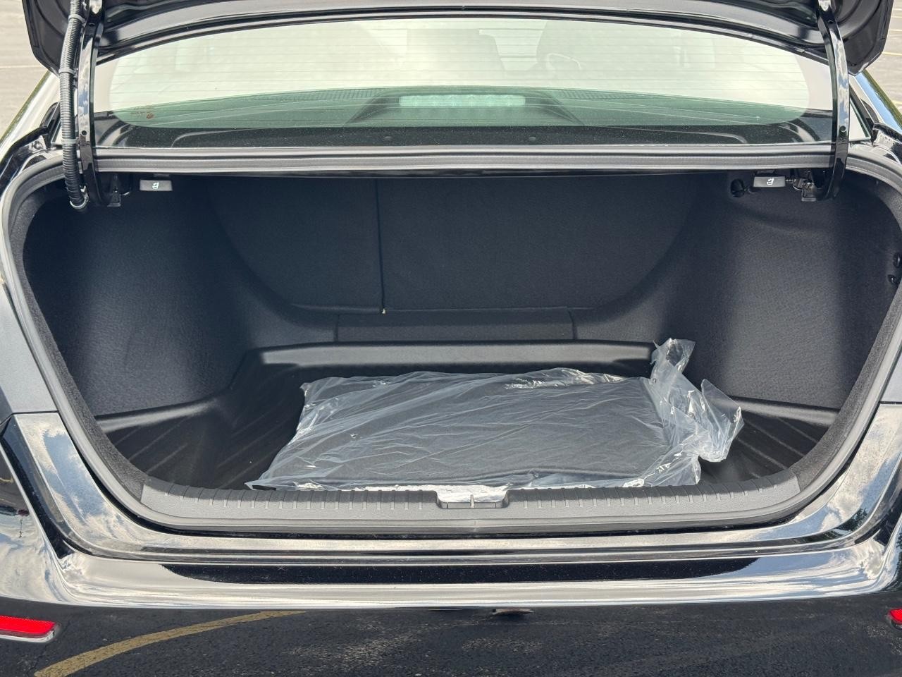 Honda Accord Sedan Vehicle Full-screen Gallery Image 05