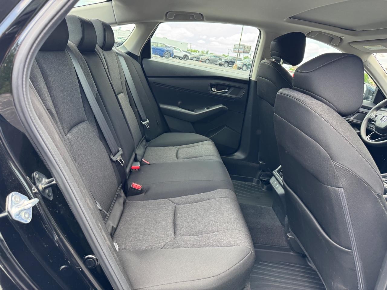 Honda Accord Sedan Vehicle Full-screen Gallery Image 11