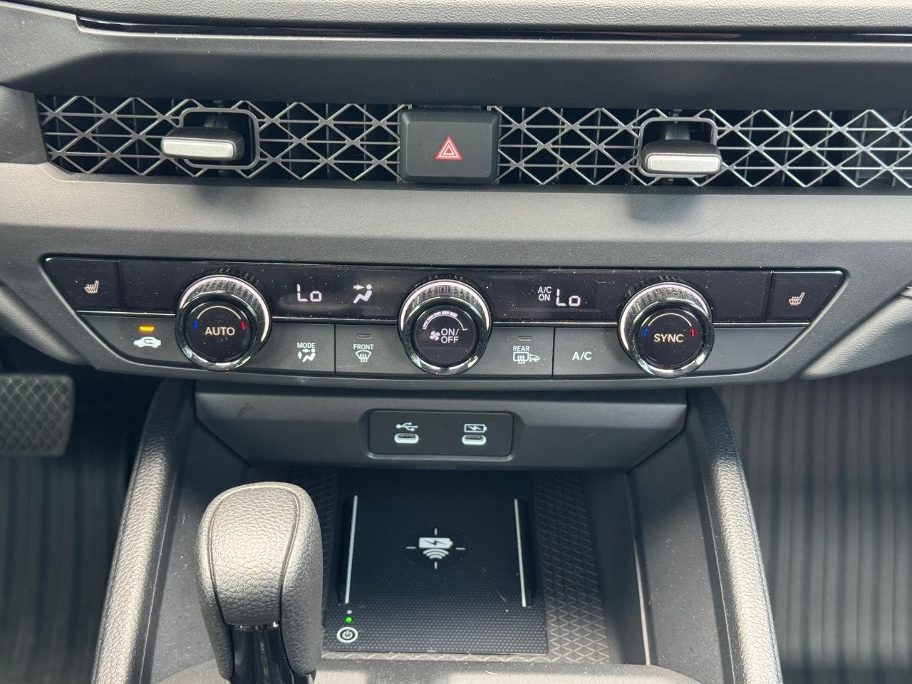Honda Accord Sedan Vehicle Full-screen Gallery Image 15