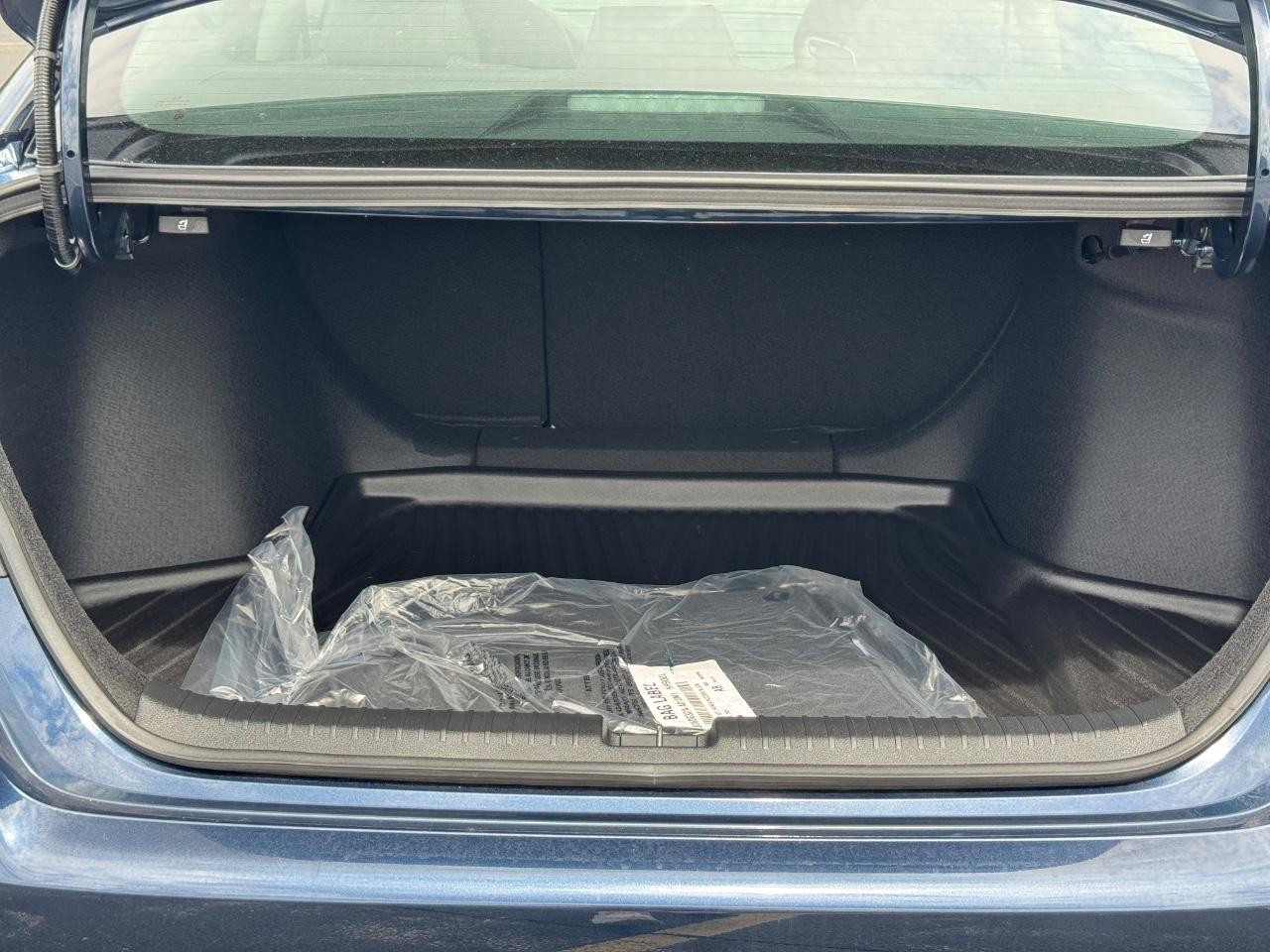 Honda Accord Sedan Vehicle Full-screen Gallery Image 05