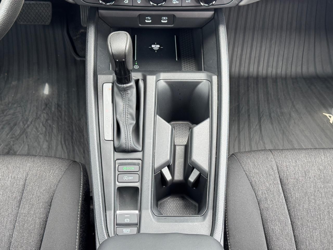 Honda Accord Sedan Vehicle Full-screen Gallery Image 16