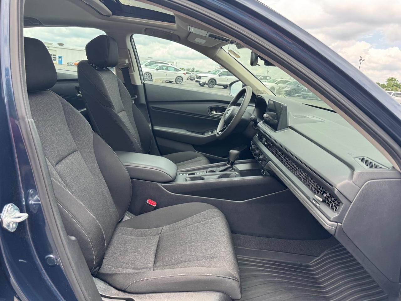 Honda Accord Sedan Vehicle Full-screen Gallery Image 18