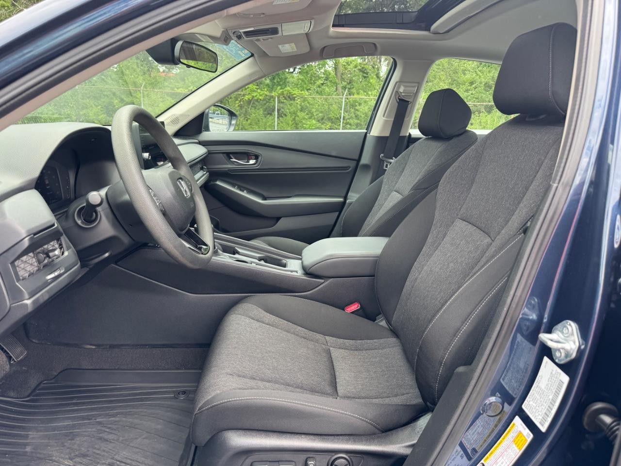 Honda Accord Sedan Vehicle Full-screen Gallery Image 19